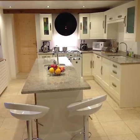 Spacious In Traditional French Village, Sleeps 8, Four Star With Fibre Broadband Chalet